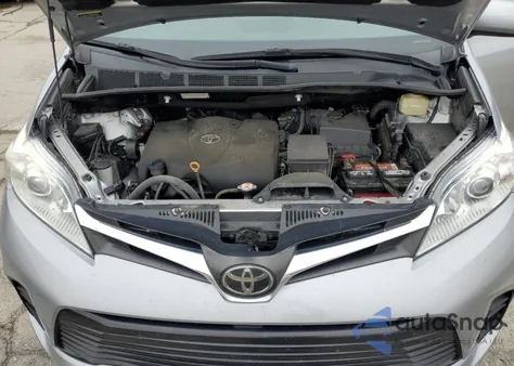 2018 Toyota Sienna Le z USA, uszkodzony, nr VIN 5TDKZ3DC8JS901748